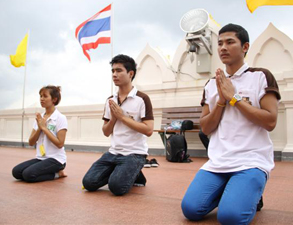 รัตนบัณฑิตรับน้องสร้างสรรค์ พานิสิตใหม่ไหว้พระ 9 วัด